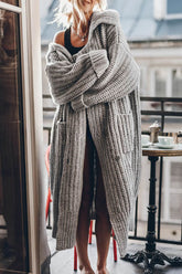 Grob und warm gestrickter Oversize-Midi-Cardigan mit Knopftaschen